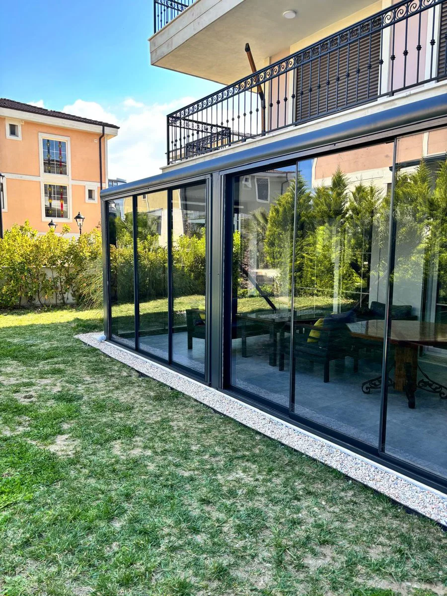 Bahçe katında cam kapamalı veranda