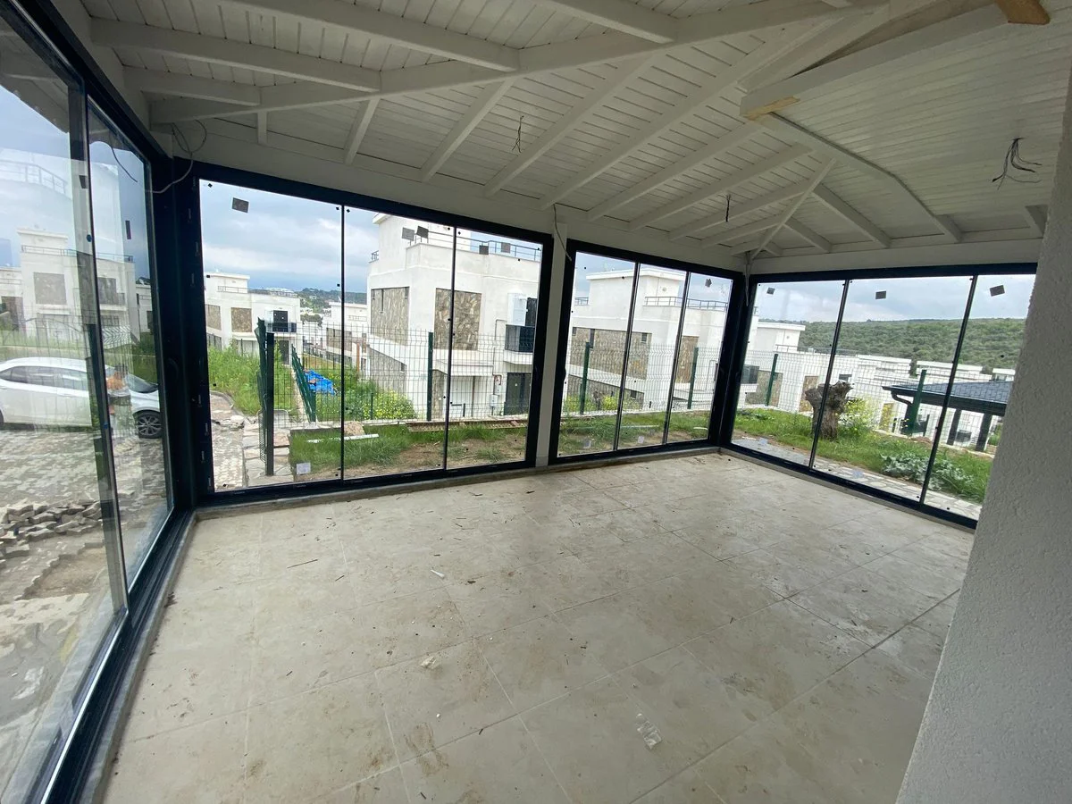 Geniş açıklıklı terasta cam balkon uygulaması