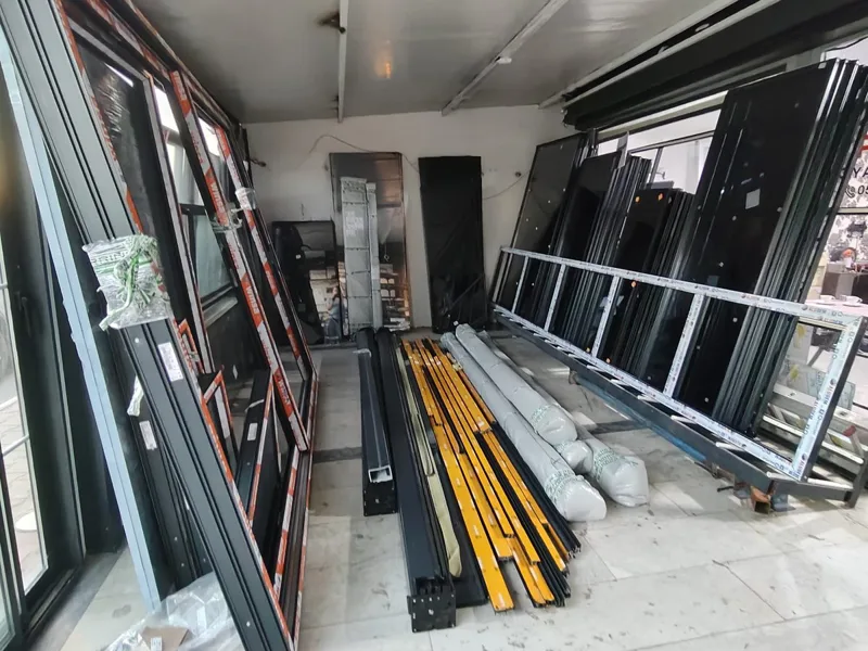 Atölyede cam balkon profilleri ve paneller