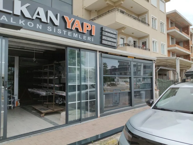 Volkan Yapı Ayvalık dükkanının dış cephesi