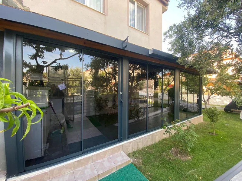 Bahçe katı boyunca uzanan cam balkon