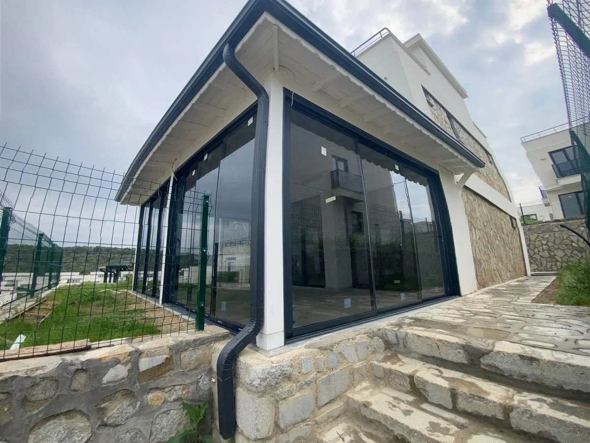 Müstakil evde köşe cam balkon uygulaması