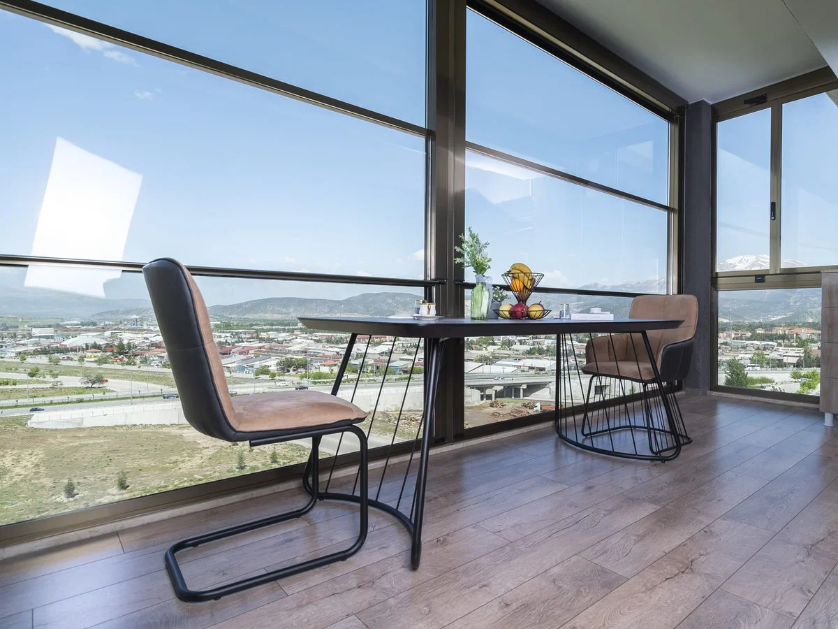 Giyotin cam sistemli balkon iç görünümü