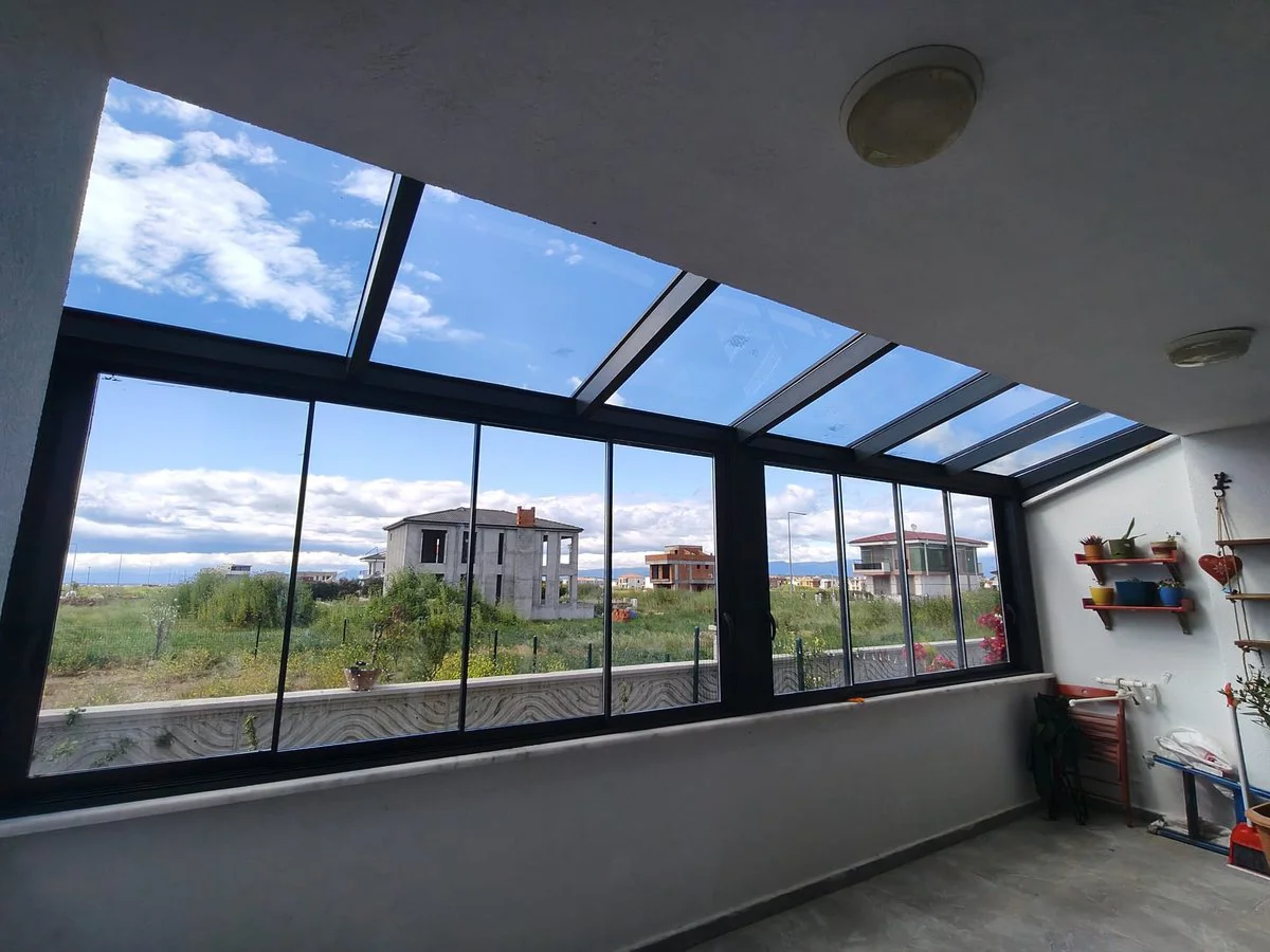 Manzaralı terasta cam tavan ve cam balkon