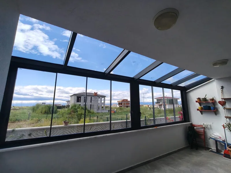 Manzaralı terasta cam tavan ve cam balkon